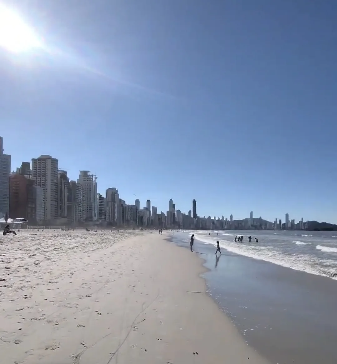 Praia Central de Balneário Camboriú num dia de sol, com os prédios ao fundo
