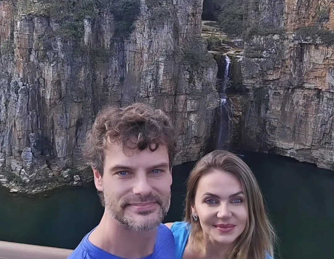 Vini e Ju no Mirante dos Canyons, com o cânion e a cachoeira ao fundo