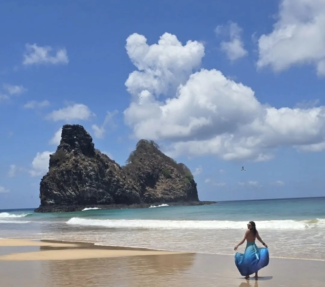 Ju na areia diante do Morro Dois Irmãos
