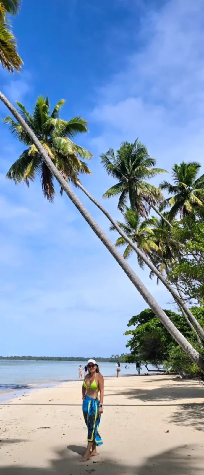 Ju na Praia de Moreré, em Boipeba, sob os coqueiros inclinados