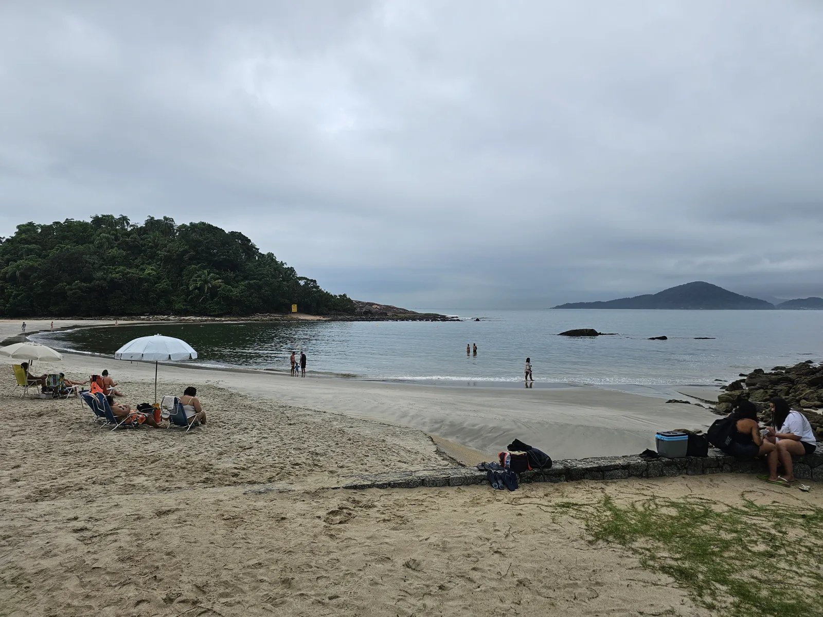 praia calma de Conchas, ilha e morros