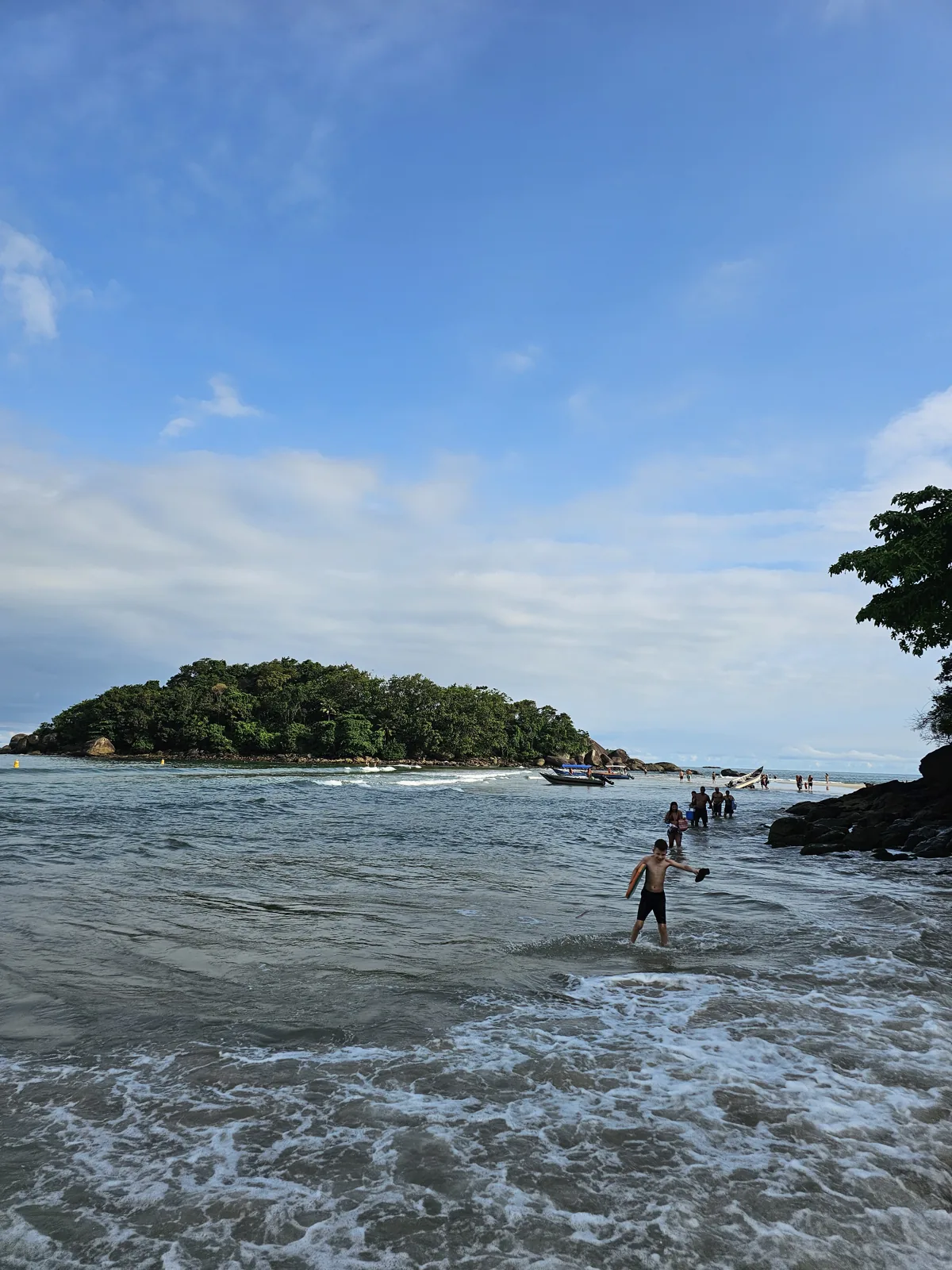 ilha da Prainha Branca, céu azul, gente atravessando a pé