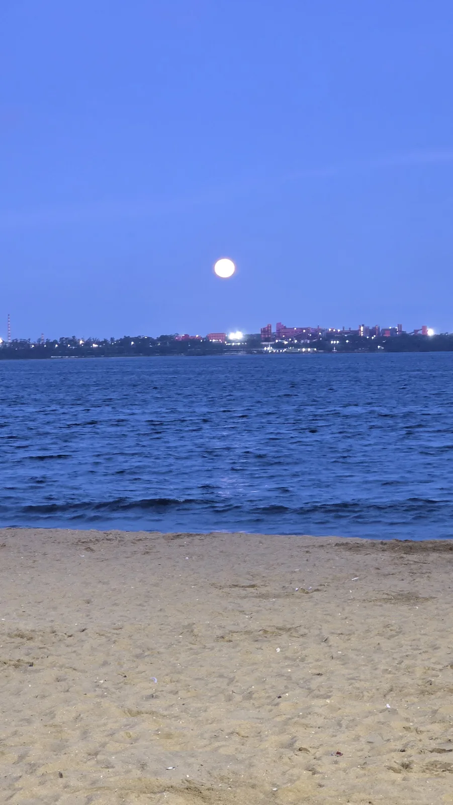 lua cheia sobre o mar de Camburi